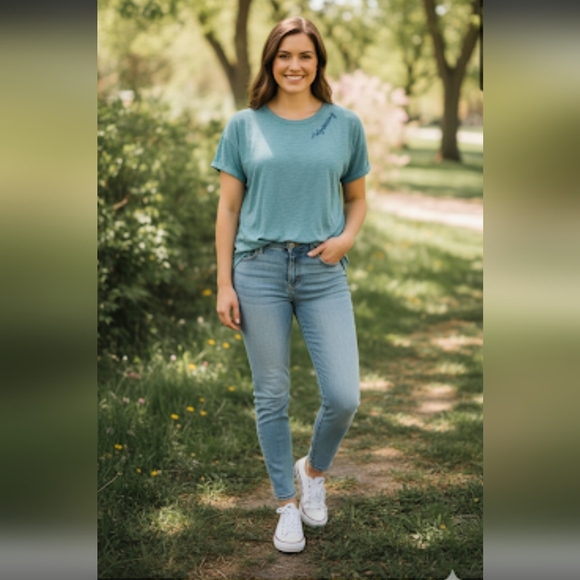 Maurices Wyoming Light Blue-Green Size Large Women's T-Shirt - Picture 1 of 3